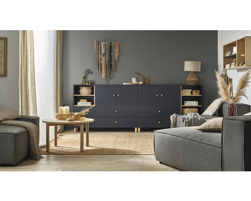 Living cu canapea modulară, bibliotecă de perete și decorațiuni