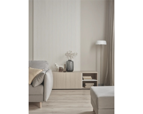 Living cu canapea, bufet, lampadar și panouri de perete