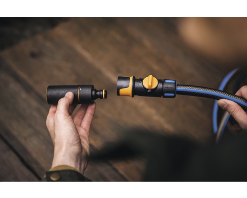 Se conectează fitinguri pentru furtunul de grădină