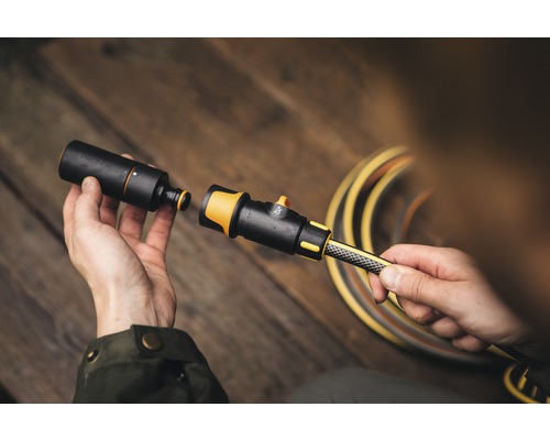 Conectorul furtunului de grădină este conectat la racordul robinetului