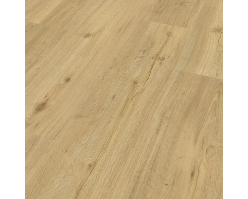 Prim-plan cu o podea laminată montată, cu aspect de lemn.