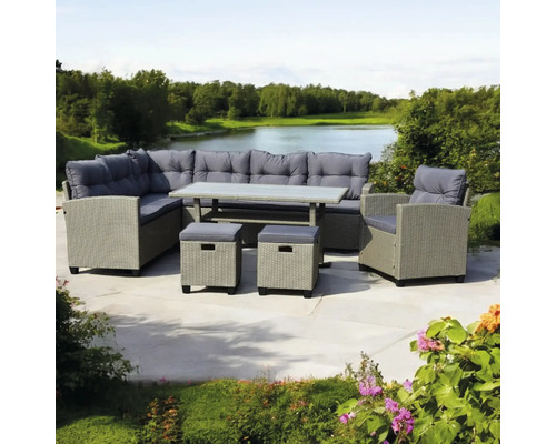 Set de mobilier de grădină cu masă de sufragerie, canapea de colț, fotoliu și taburete pe o terasă cu vedere spre un lac.