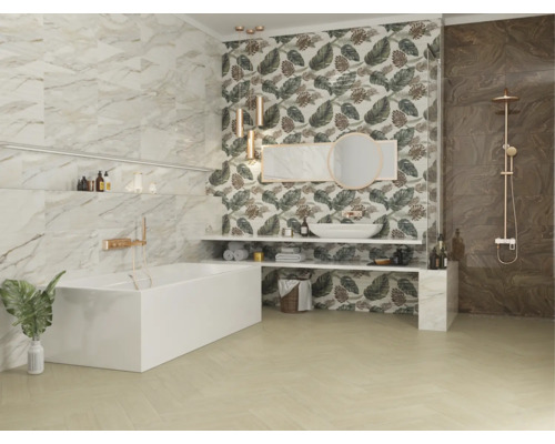 Baie cu cadă, lavoar și tapet cu model de frunze pentru o ambianță luminoasă și organizată.