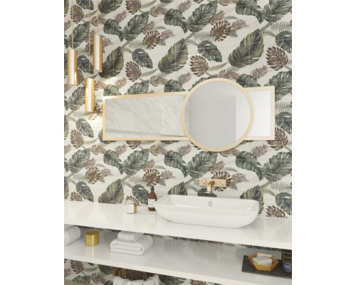 Baie modernă cu chiuvetă, oglindă și faianță cu model de frunze