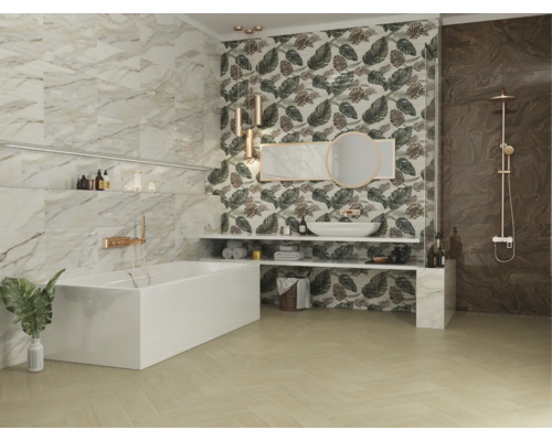 Baie cu cadă, chiuvetă, duș și faianță cu model de marmură și frunze