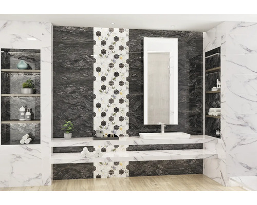 Baie luminoasă cu oglindă, lavoar și rafturi cu obiecte decorative și prosoape.