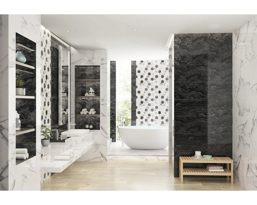 Baie cu cadă independentă, lavoar și rafturi cu obiecte decorative