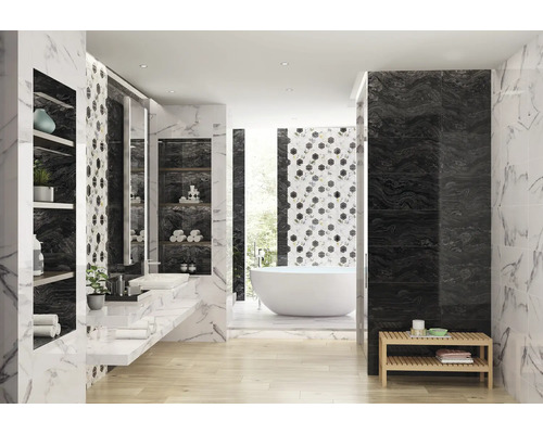 Baie luminoasă cu cadă, lavoar și rafturi cu aspect de marmură