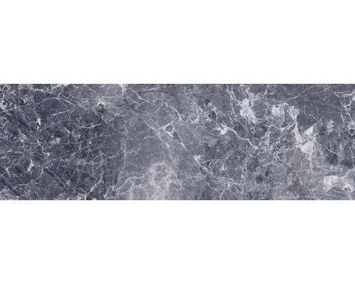 Prim-plan cu o suprafață de marmură gri cu vene albe.