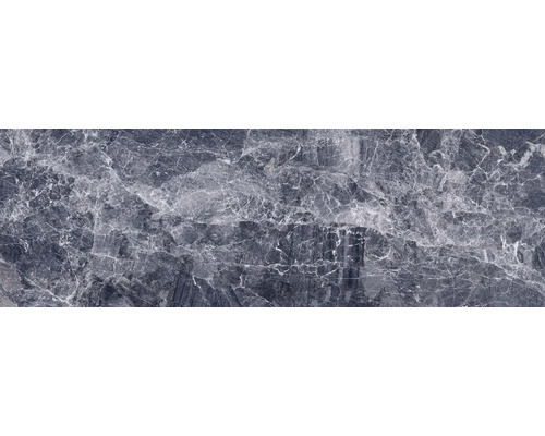 Prim-plan cu o placă de marmură gri cu vinișoare albe.