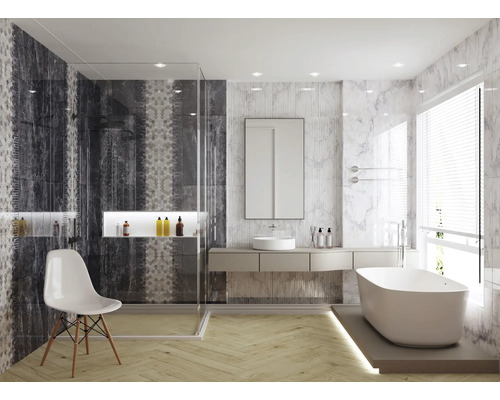 Baie luminoasă cu duș, lavoar, oglindă, cadă și plăci ceramice în diverse modele