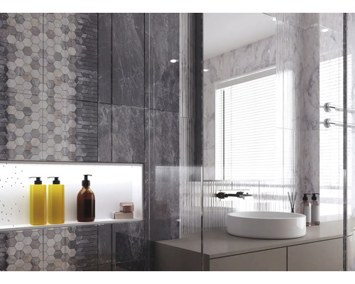 Baie modernă cu lavoar, robinet, suport pentru prosoape și plăci ceramice cu aspect de marmură