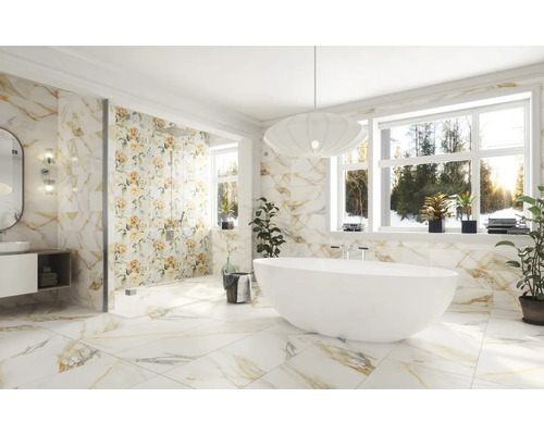 Baie luminoasă cu cadă freestanding, duș și gresie cu aspect de marmură