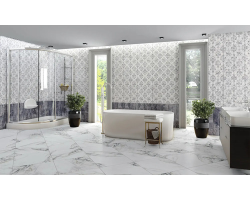 Baie luminoasă cu duș, cadă, lavoar și gresie cu aspect de marmură