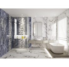 Baie modernă cu duș, chiuvetă, oglindă și cadă, design cu gresie de marmură