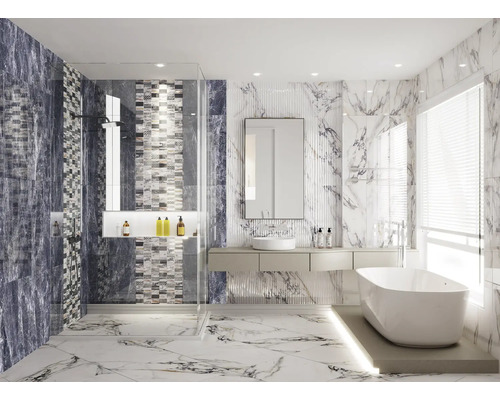 Baie modernă cu duș, chiuvetă, oglindă și cadă, design cu gresie de marmură