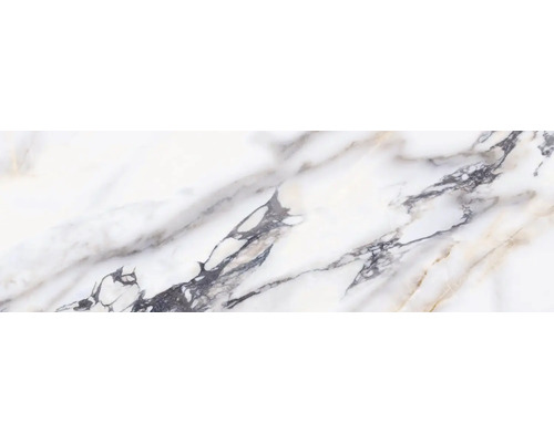 Prim-plan cu o placă de marmură albă cu vinișoare gri și aurii.