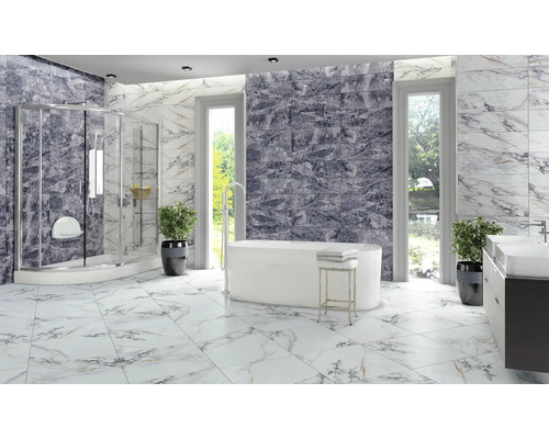 Baie luminoasă cu duș, cadă, chiuvetă și gresie cu aspect de marmură