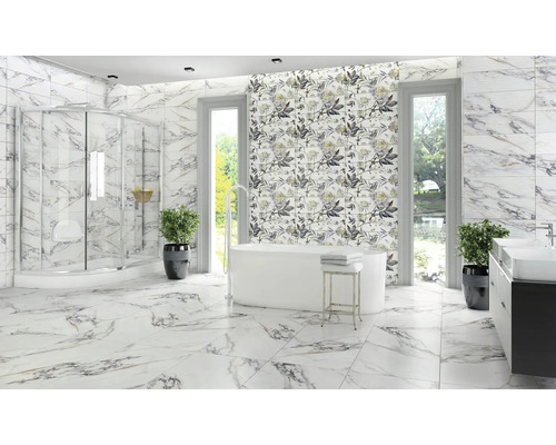 Baie cu duș, cadă, lavoar și faianță cu aspect de marmură