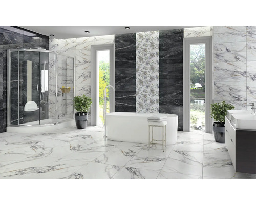 Baie cu duș, cadă, lavoar și gresie cu aspect de marmură