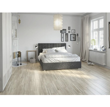 Dormitor luminos cu pat, radiator, fereastră și decorațiuni