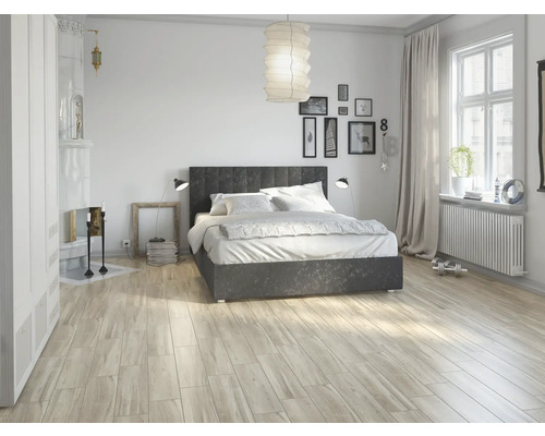 Dormitor luminos cu pat, radiator, fereastră și decorațiuni