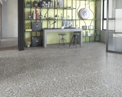 Interior cu pardoseală cu gresie terrazzo gri, raft și birou cu scaune