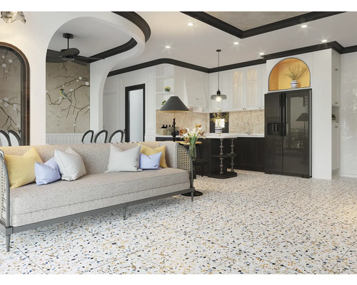 Living cu canapea, bucătărie și gresie mozaic pentru o senzație luminoasă a camerei.