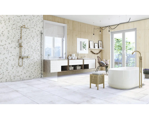 Baie luminoasă cu duș, dulap sub chiuvetă, cadă și elemente din lemn pentru o atmosferă prietenoasă.