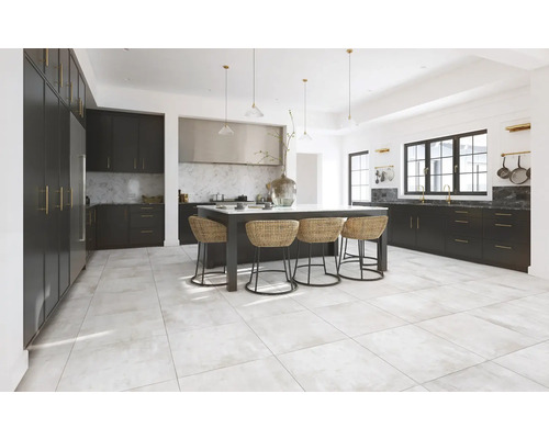 Bucătărie luminoasă, spațioasă, cu dulapuri de culoare închisă, o insulă de gătit cu scaune de bar și gresie.