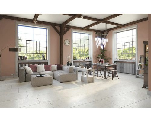 Cameră de zi luminoasă cu canapea, masă de sufragerie și ferestre mari