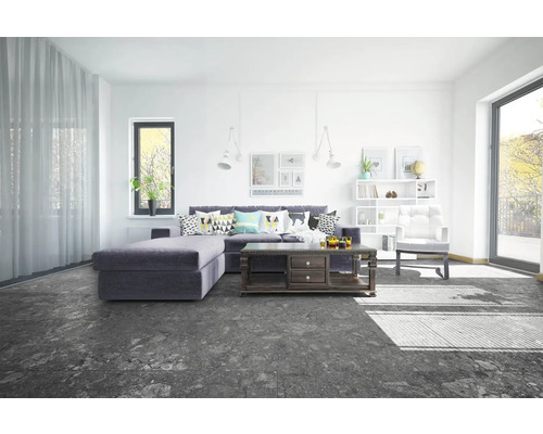 Living luminos cu canapea, fotoliu, masă și raft