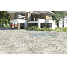 Exterior cu casă modernă și plăci de pavaj