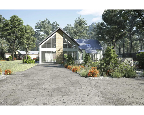 O casă modernă cu ferestre mari și o alee pavată.