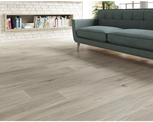 Cameră de zi luminoasă cu canapea, bibliotecă și gresie cu aspect de lemn