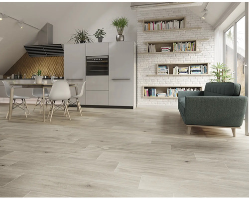 Living luminos cu gresie cu aspect de lemn, chicinetă și bibliotecă