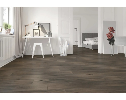 Cameră luminoasă cu birou, scaun și podea din lemn