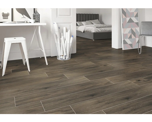 Interior cu gresie de pardoseală cu aspect de lemn, birou alb și scaun