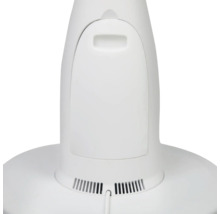 Detalii ale unei lămpi de podea albe cu fante de ventilație