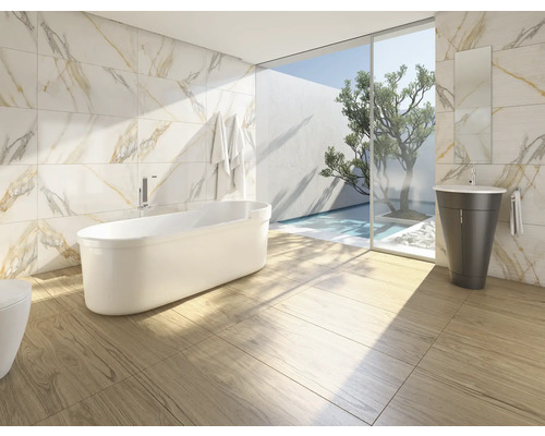 Baie luminoasă cu cadă, chiuvetă, oglindă și gresie cu aspect de marmură