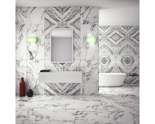 Baie luminoasă cu gresie de marmură, chiuvetă, oglindă și cadă