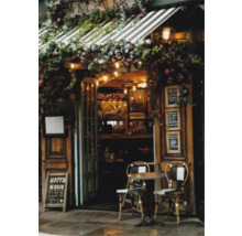 Vedere exterioară a unui restaurant cu masă și scaune