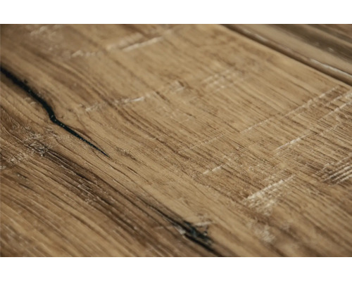 Prim-plan cu podea laminată cu aspect de lemn