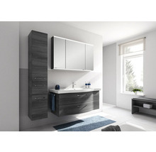 Baie cu lavoar, dulap cu oglindă și dulap înalt cu aspect de lemn