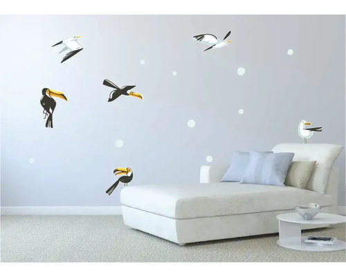 Cameră de zi cu autocolante de perete cu tucani și pescăruși ca decorațiuni