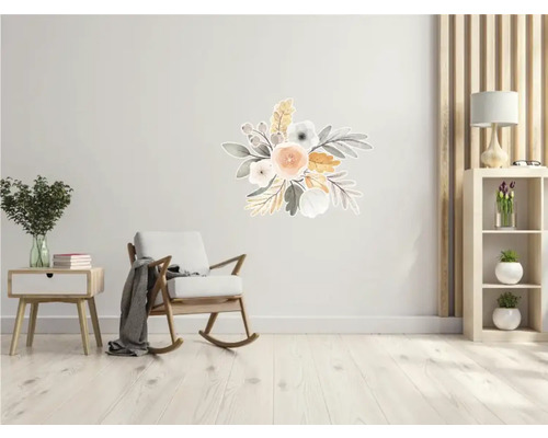 Cameră decorativă cu balansoar, măsuță laterală, raft și autocolant de perete cu motiv floral.