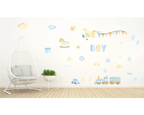 Cameră decorativă pentru copii cu scaun balansoar, plantă la ghiveci și autocolante de perete cu motive pentru băieți, cum ar fi un avion, un tren și un cal balansoar