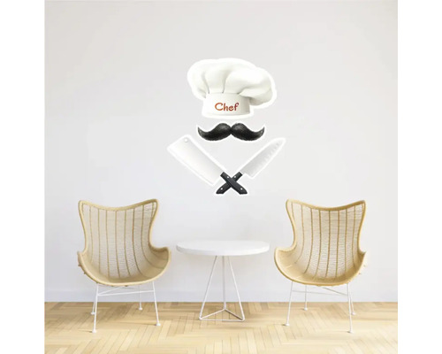 Decorațiune de perete cu bonetă de bucătar, mustață și cuțite încrucișate deasupra a două scaune și o masă