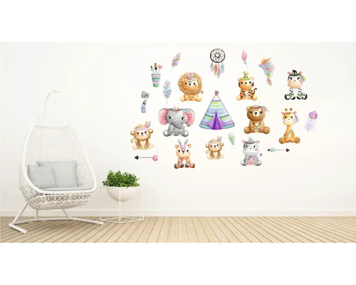 Decorare pereții cu autocolante de perete cu animale în stil boem, creând o atmosferă prietenoasă și creativă.