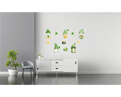 Autocolant decorativ de perete cu motive de Ziua Sfântului Patrick, constând din gnomi, trifoi și monede de aur, pentru un design festiv al camerei.
